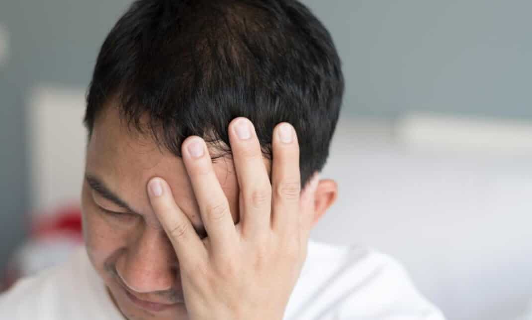 두통을 호소하는 남성