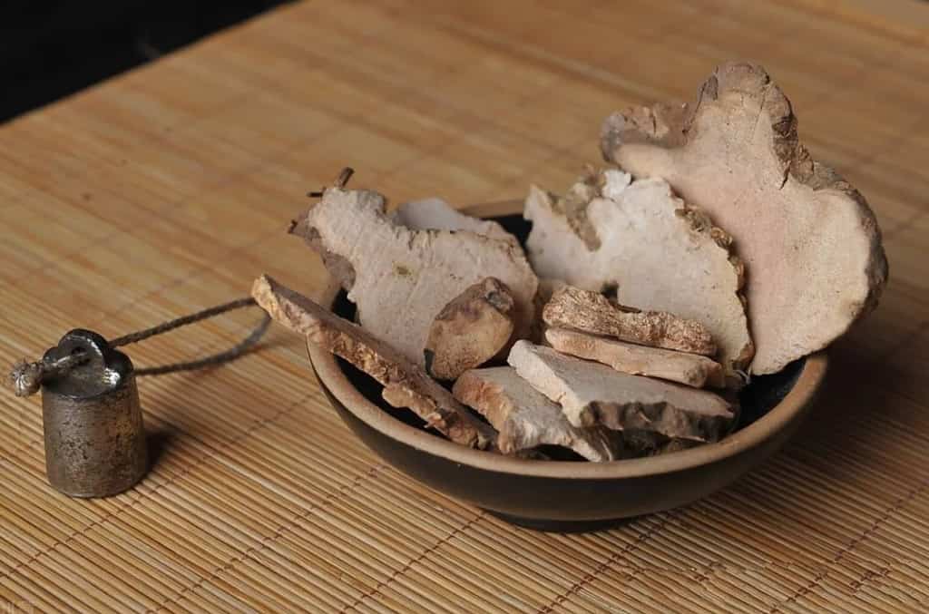 토복령(망개뿌리) 효능 5가지 및 부작용 1 접시에 담겨 있는 토복령
