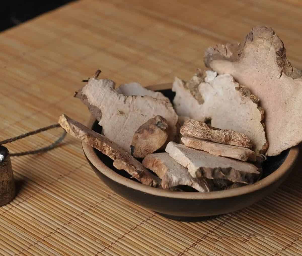 접시에 담겨 있는 토복령