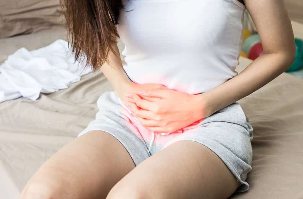 유레아플라즈마 증상 및 원인, 치료, 치료중 관계 가능 여부, 남자친구도 치료해야 할까? : 파붐, 유레아리티쿰 정리 1 유레아플라즈마에 걸려서 복통을 호소하는 여성