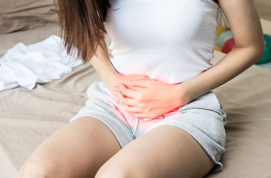 유레아플라즈마에 걸려서 복통을 호소하는 여성