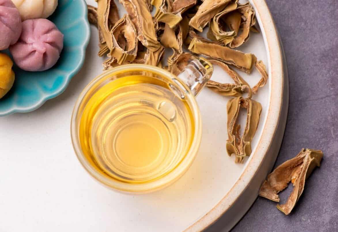 그릇에 올려져 있는 작두콩과 작두콩차