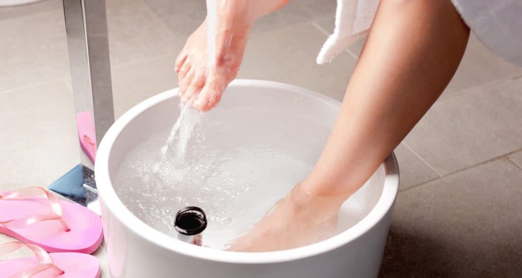 족욕 효능 5가지, 하는 방법, 적정 시간, 주의사항 1 족욕을 하고 있는 여성의 발