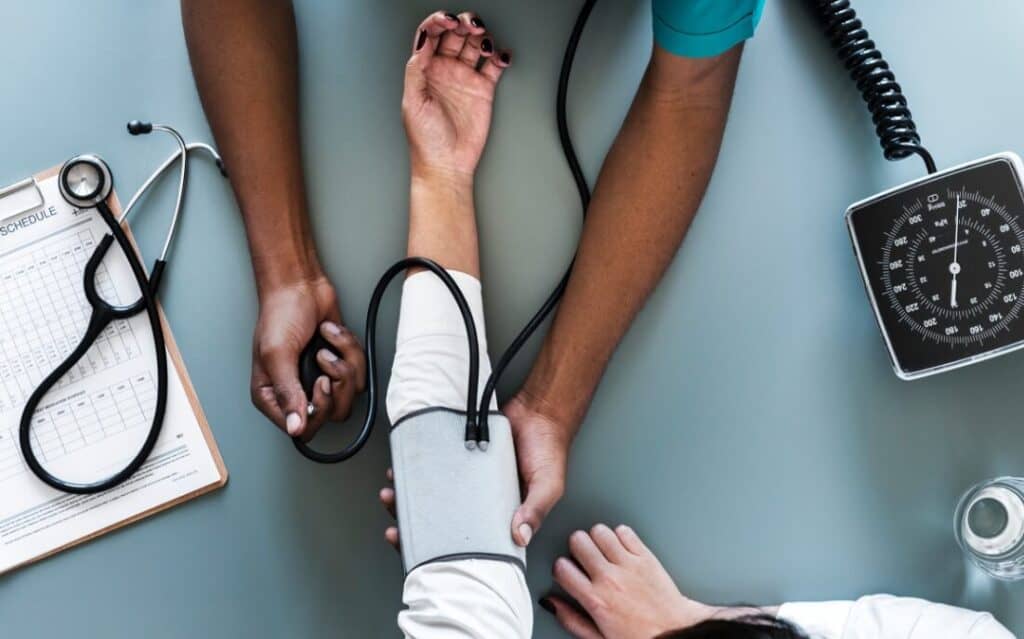 혈압 높은 이유와 높을때 증상 및 빠르게 낮추는법 5가지 : 약없이 고혈압 낮추는 방법 2 혈압 측정하고 있는 사람: 혈압 낮추는법