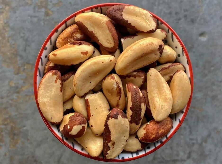 접시에 담겨 있는 브라질너트